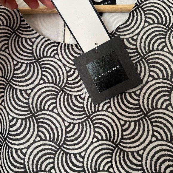 Pleione Tank- Black and White - Picture 3 of 3